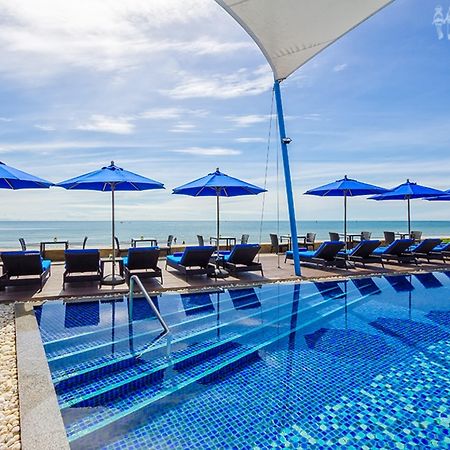 Готель Amari Хуахін Екстер'єр фото The swimming pool at the hotel