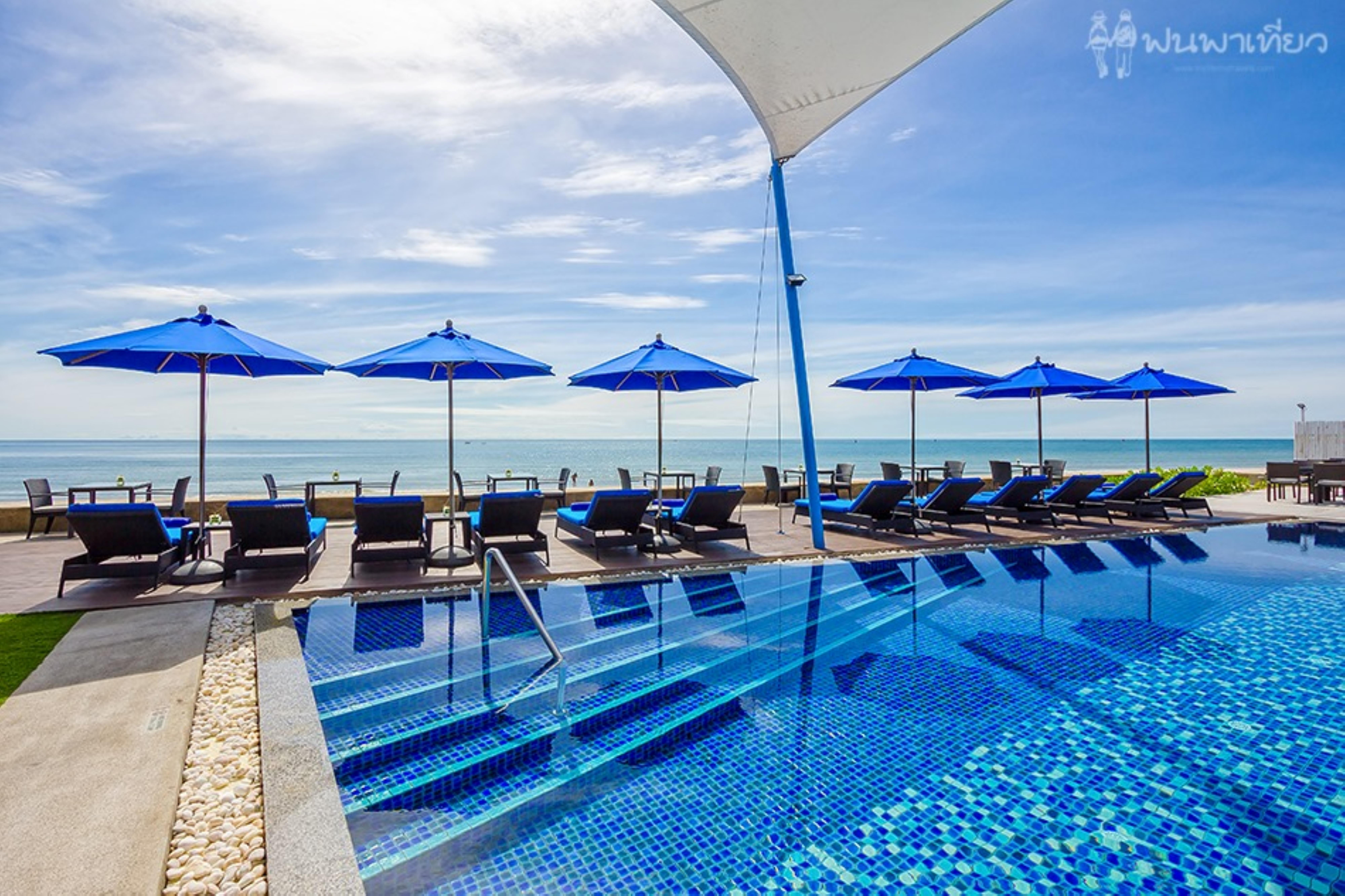 Готель Amari Хуахін Екстер'єр фото The swimming pool at the hotel