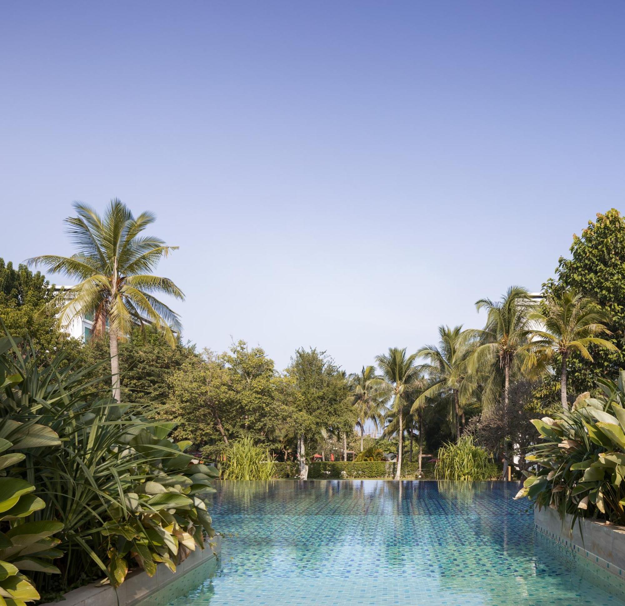 Готель Amari Хуахін Екстер'єр фото The pool at the Taj Bengal
