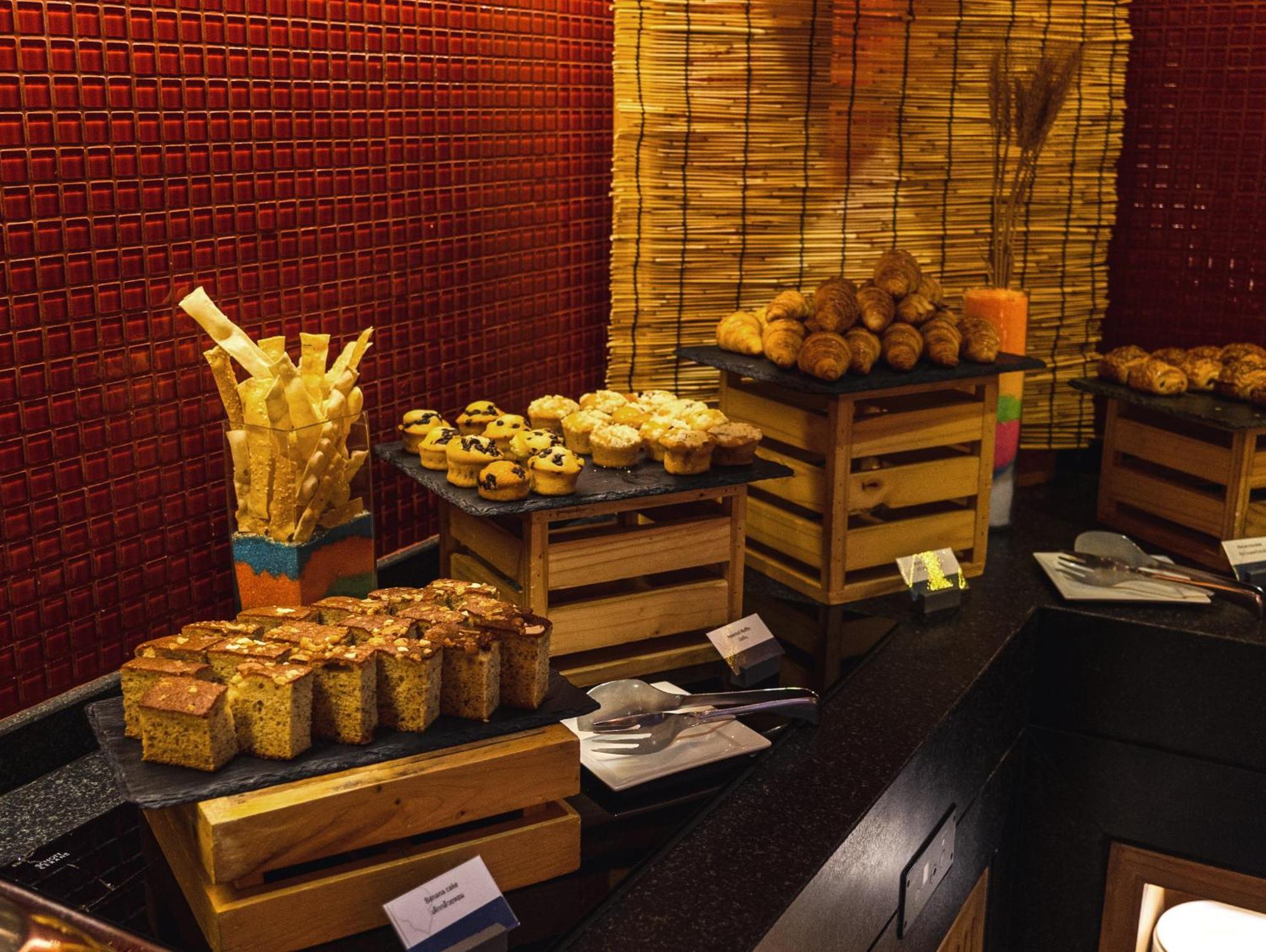 Готель Amari Хуахін Екстер'єр фото A selection of pastries at a buffet