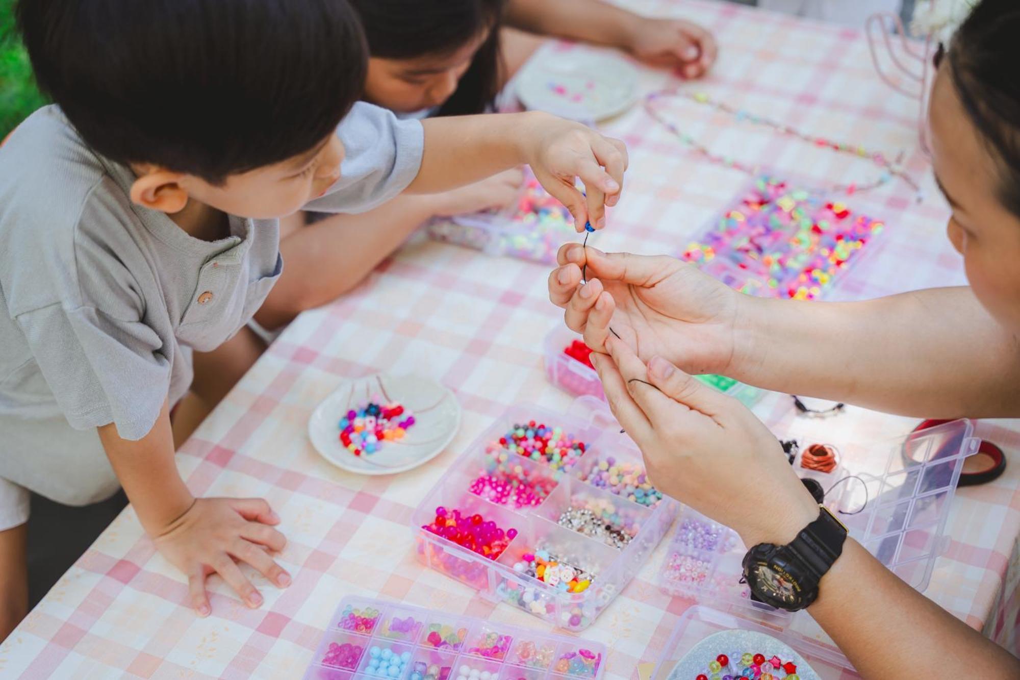 Готель Amari Хуахін Екстер'єр фото Children making bead bracelets